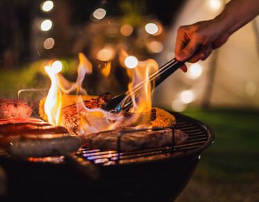 Les Secrets d'un Barbecue Réussi : Savoir-faire et Convivialité au Grill